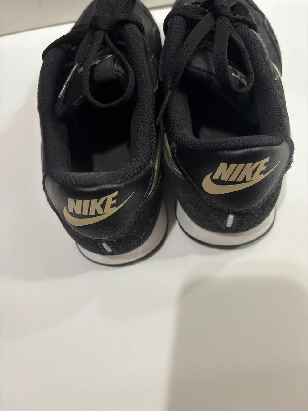 Youth Nike MD Valiant GS CN8558-009 Casual Shoes Black White Gold Size 5Y